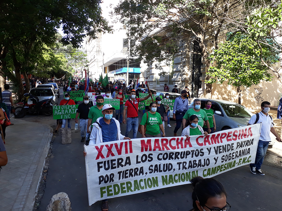 Decenas de campesinos protestan en Asunción Paraguay por el derecho a la tierra