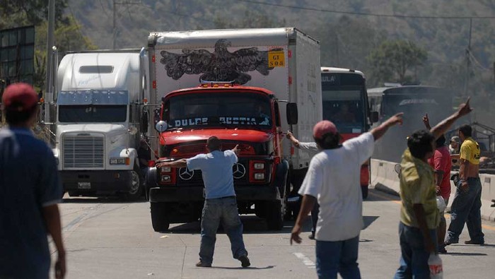 Transportistas guatemaltecos protestan por aumento de la gasolina y alimentos de primera necesidad