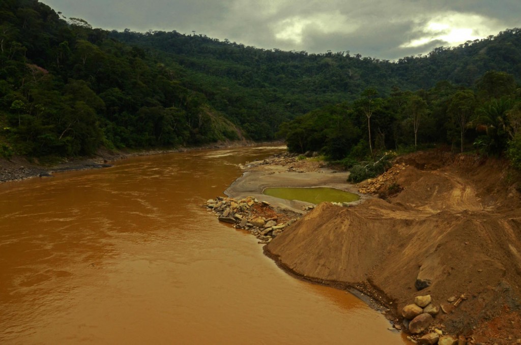 Fuerte impacto ambiental y bajos ingresos económicos son el resultado del extractivismo en Bolivia