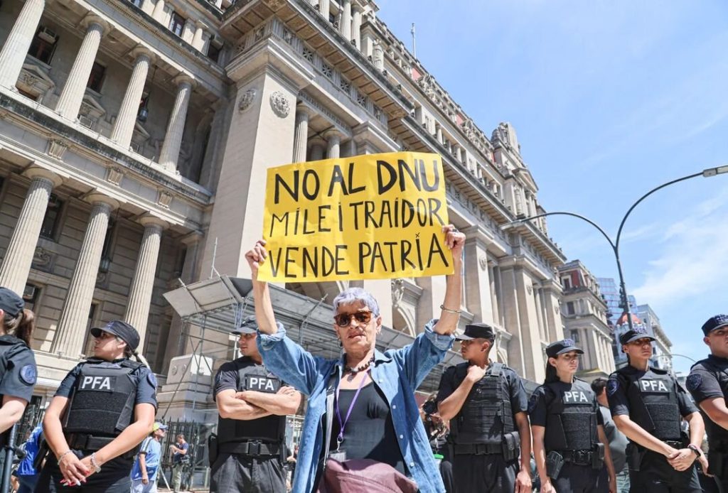 Un mes del gobierno de Milei en 40 años de democracia en Argentina