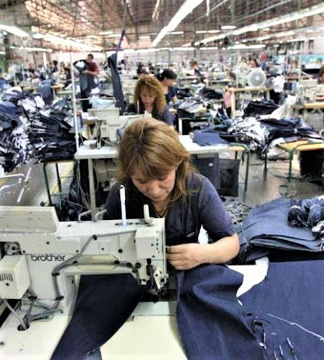 Crisis económica en Argentina amenaza el empleo de miles de trabajadores migrantes en el sector textil