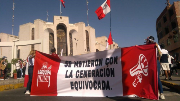 Colegios marchan contra congresista peruana por discriminar a estudiantes