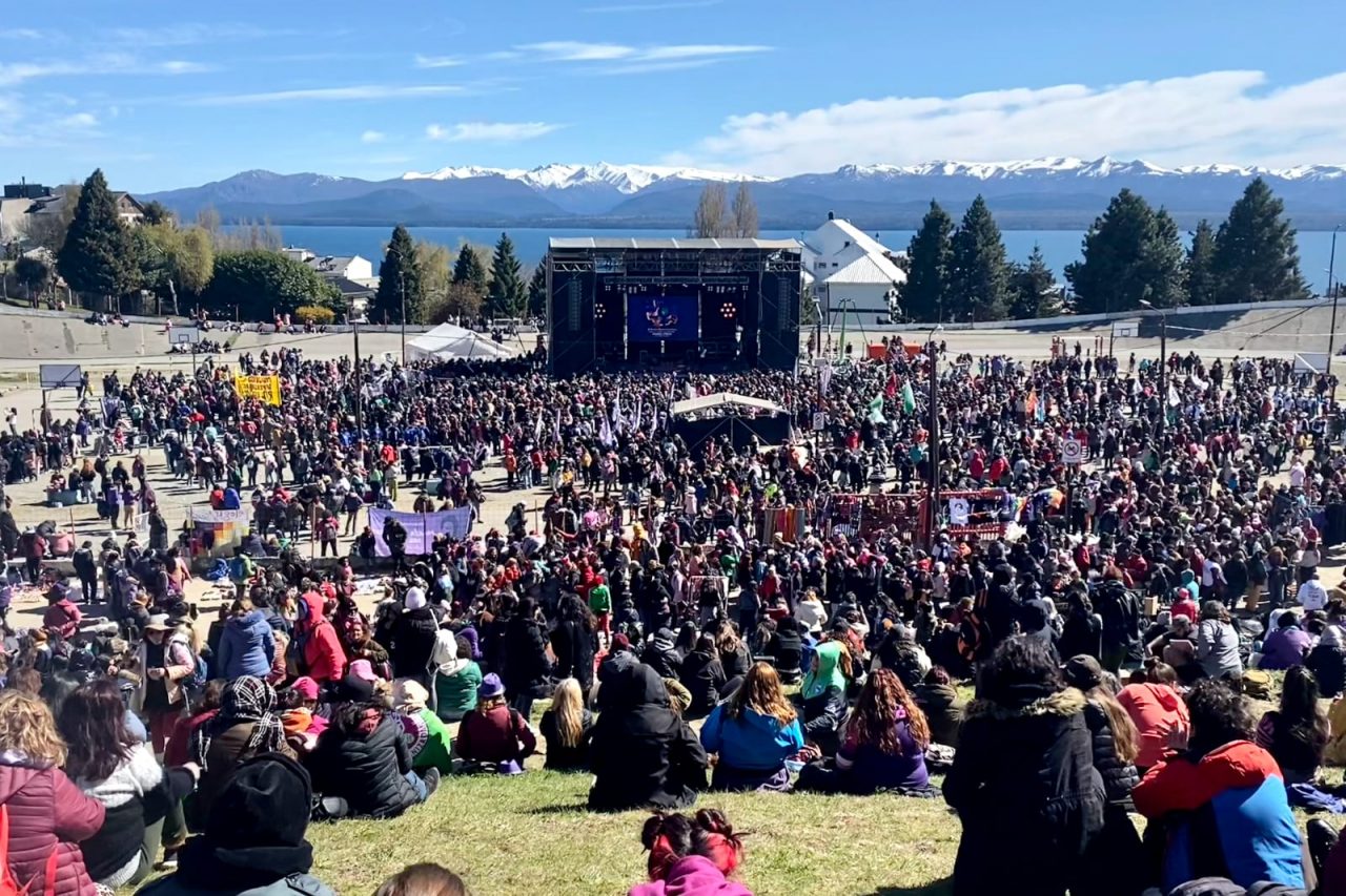 Multitudinaria movilización cierra el 37° Encuentro Plurinacional de Mujeres y Diversidades en Argentina