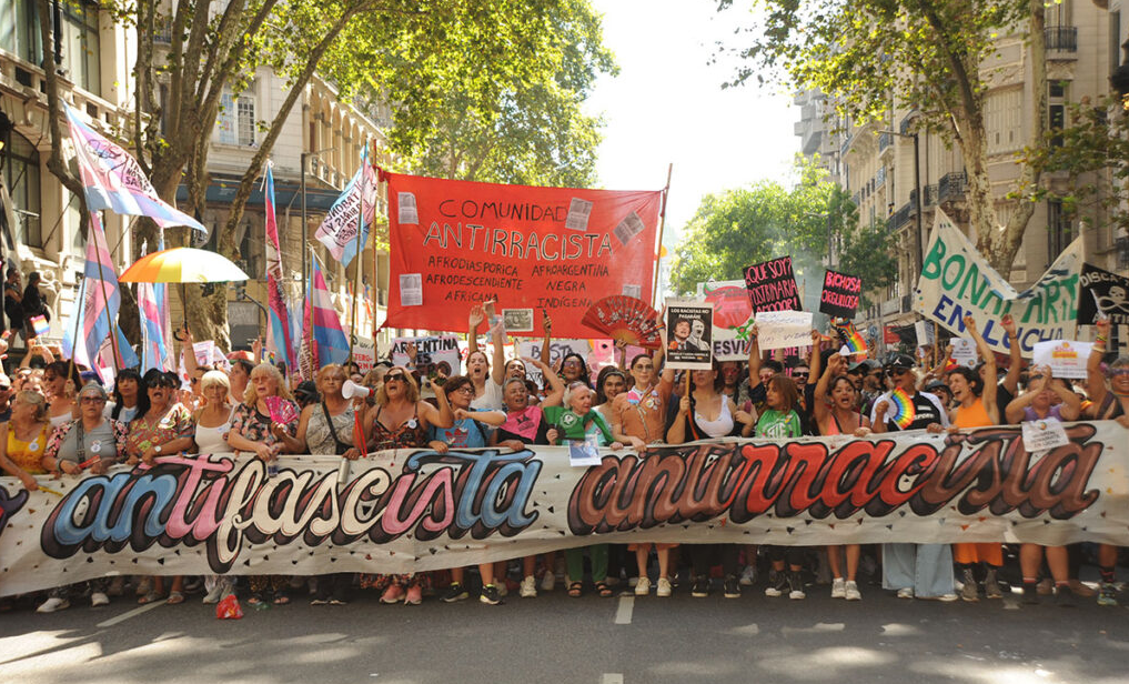 En Argentina, miles de personas se sumaron a la “Marcha Federal del Orgullo Antifascista y Antirracista”