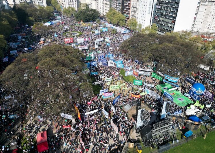 Argentina: movilizaciones masivas ponen freno al ajuste y marcan un nuevo revés para Milei