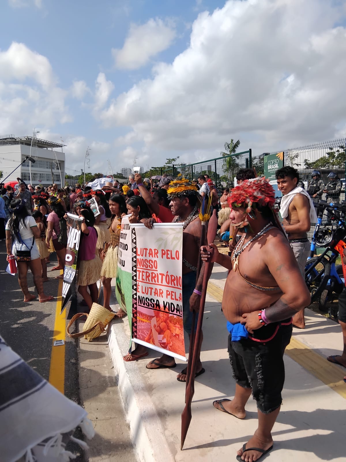 Grupo de indígenas del pueblo Munduruku se manifiestan en la COP30 con bloqueos en la entrada