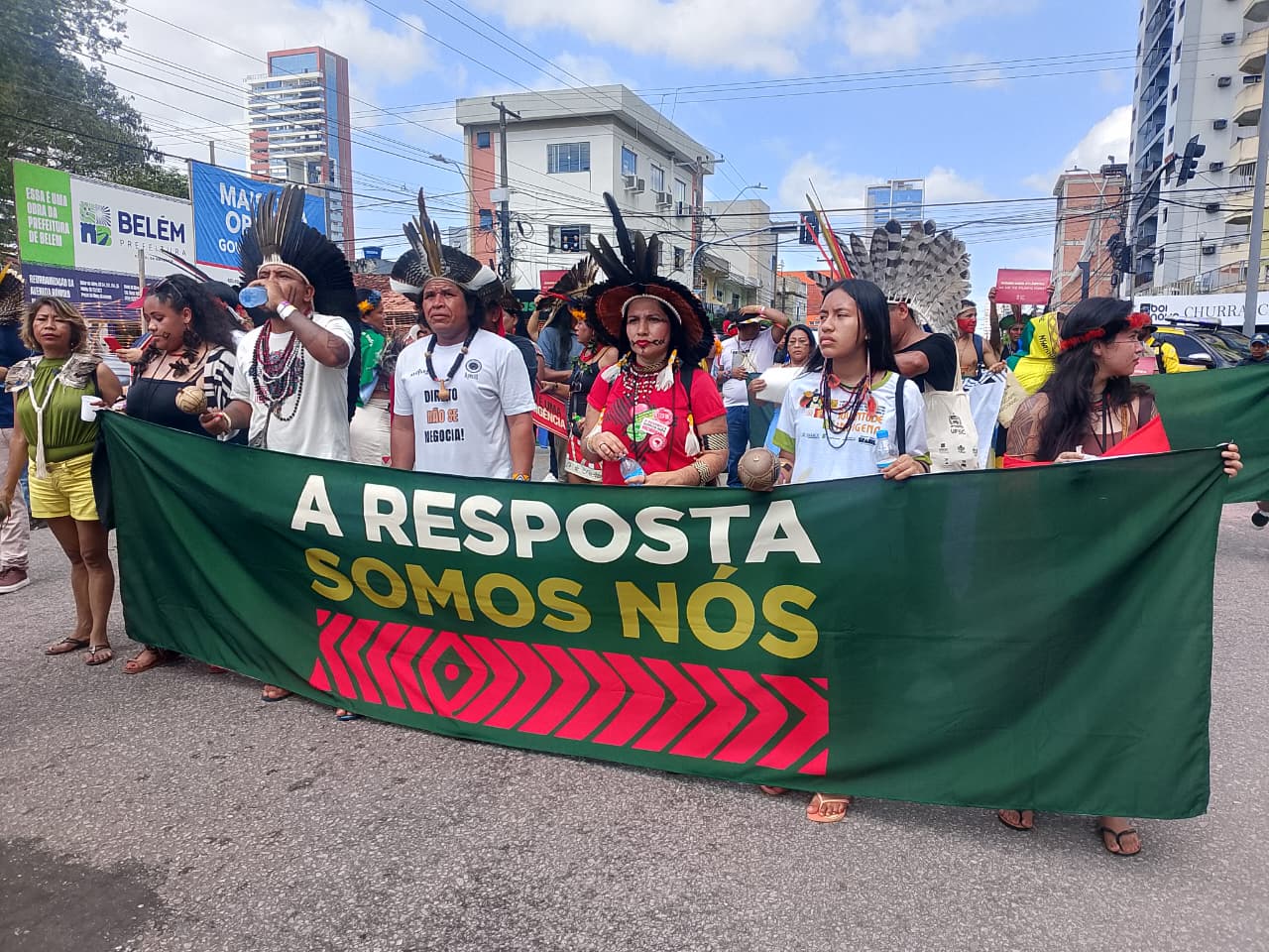 Marcha global dos povos indígenas reúne mais de 3 mil indígenas nas ruas de Belém