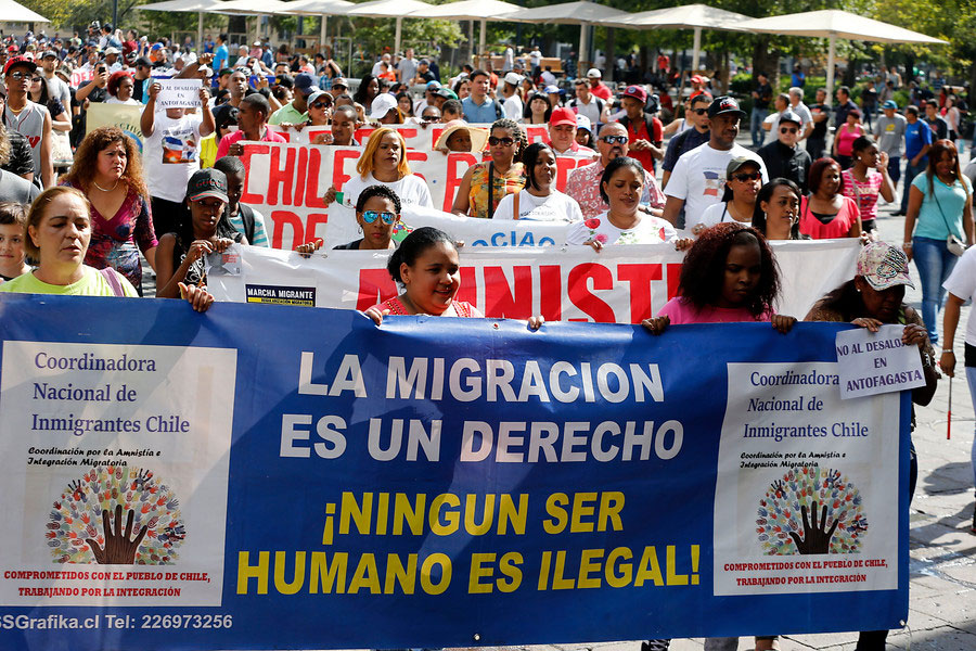 Chile: Proyecto migratorio genera críticas al discriminar nacionalidades haitiana y venezolana