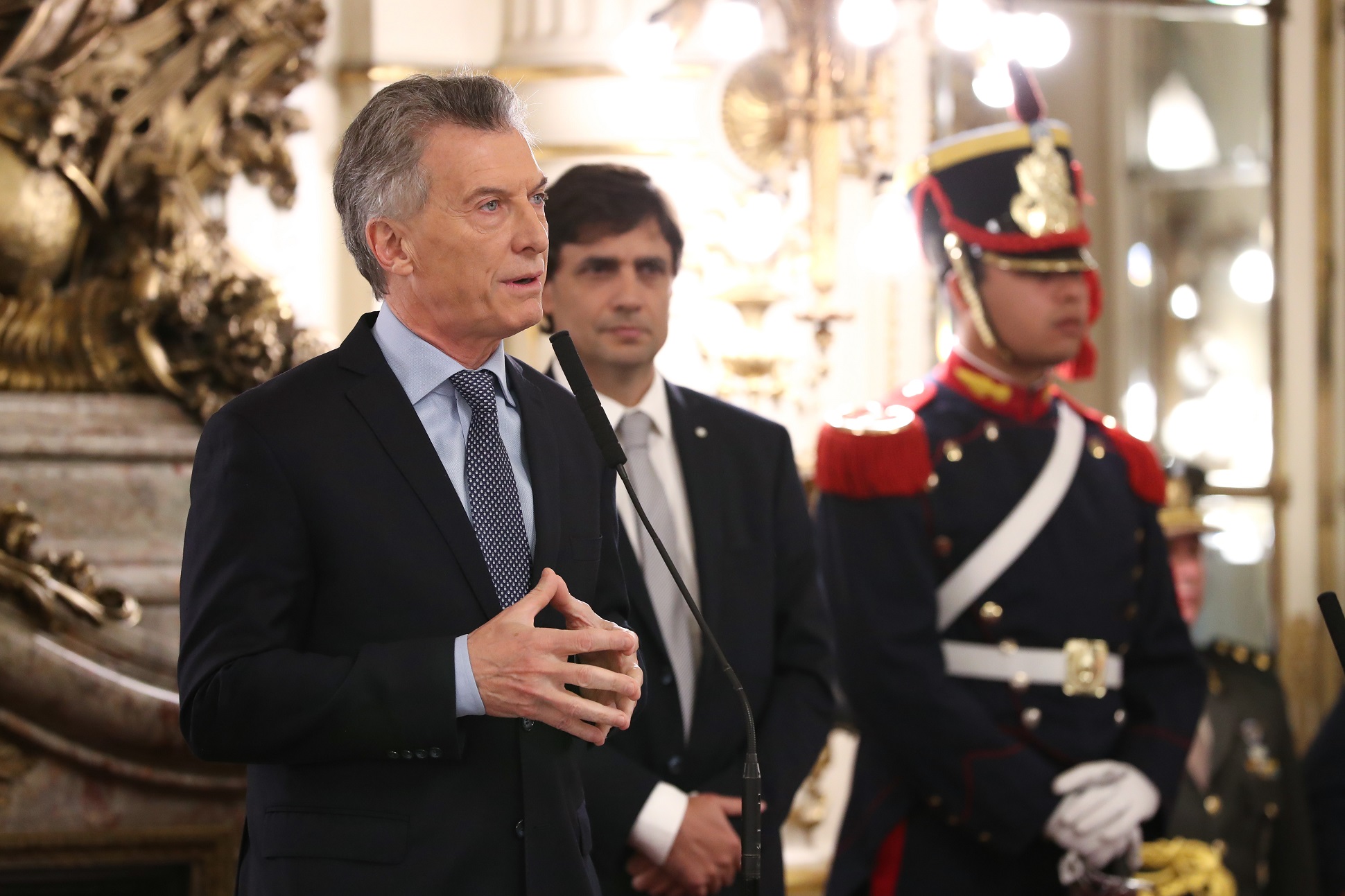 Argentina: tras la derrota electoral, Macri pone parches pero no cambia el rumbo económico.