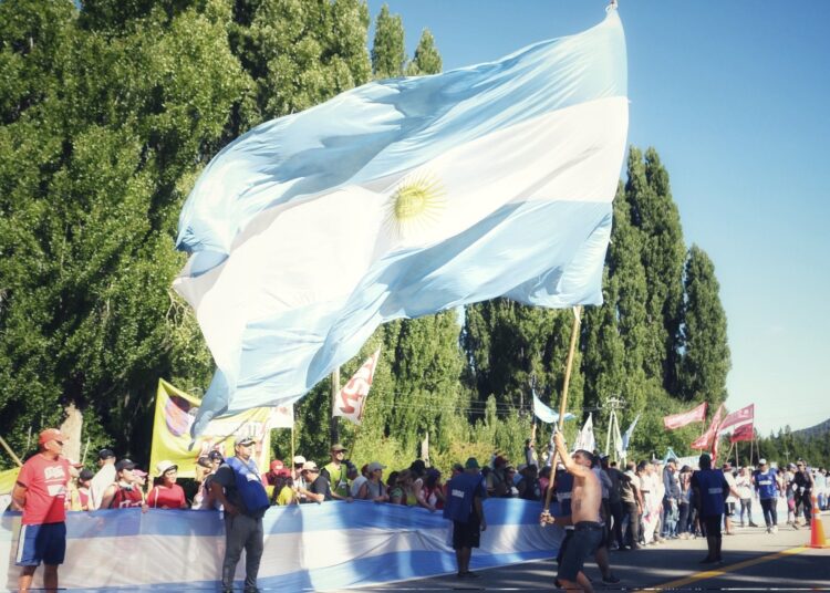 Argentina: Marcha por la Soberanía en el norte de la patagonia 