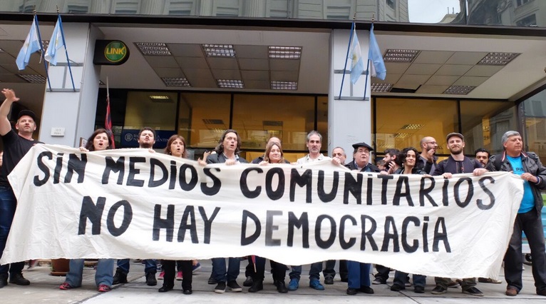 En Argentina Macri no quiere voces disidentes y va contra las radios comunitarias.
