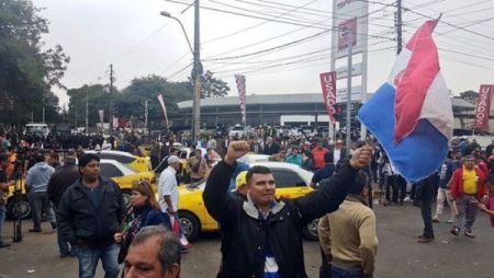 20190724 - taxistas paraguay.jpg