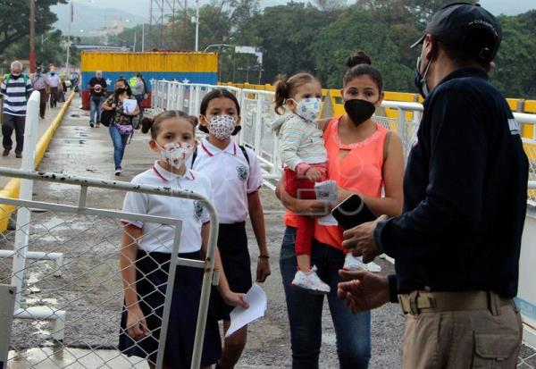 Venezuela: Jóvenes viajan hasta la frontera con Colombia para estudiar