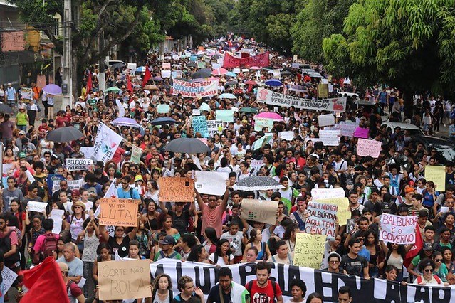 Brasil: Miles de estudiantes salen a las calles para defender la educación