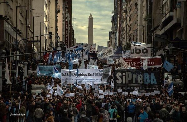 Argentina: Marchan por la defensa de la agencia TELAM y los medios públicos