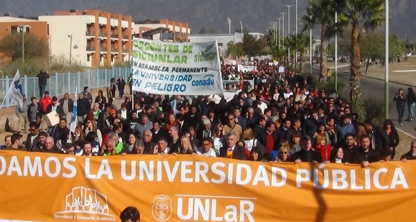 Argentina: Continúan manifestaciones en defensa de la universidad pública