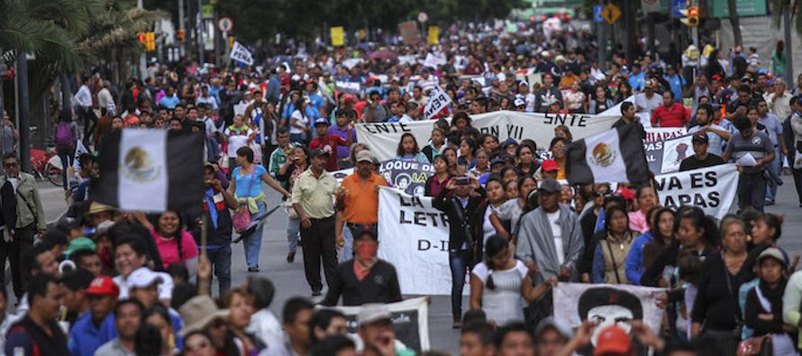 CNTE Marcha en Mexico.jpg