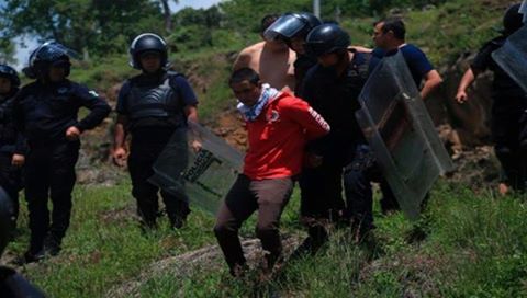 Policías detienen a 36 normalistas por disturbios en el oeste de México