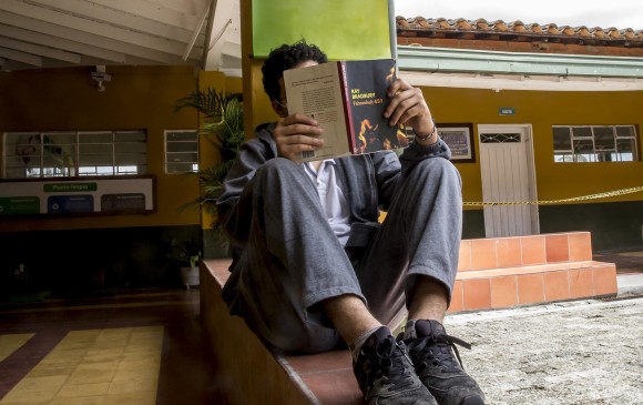 Colombia: El difícil camino de un joven venezolano para obtener su título de bachiller