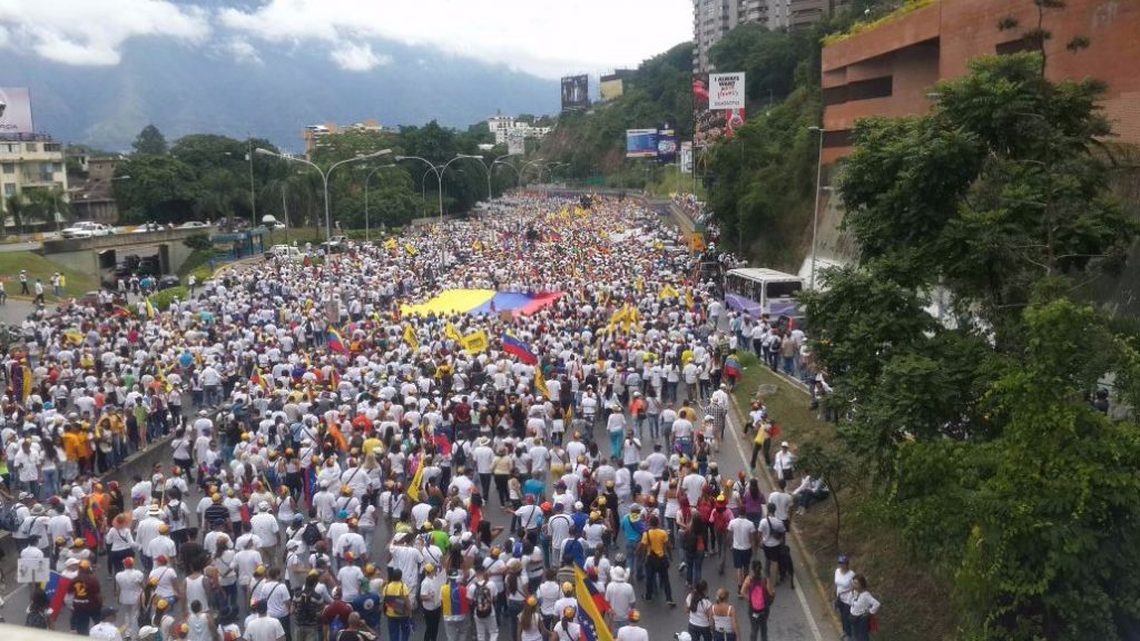La oposición marcha en Caracas entre denuncias de Golpe de Estado