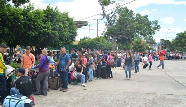 Perú: Migrantes venezolanas se agrupan en la frontera  porque se vence el plazo de PTT