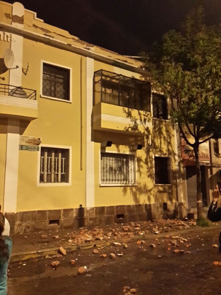 6 lesionados y colapsos en 11 edificaciones tras sismo en Quito