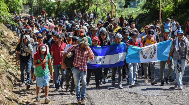 Honduras: Nueva caravana con jóvenes han perdido todo por el paso de los huracanes