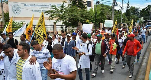 República Dominicana: Protestan contra examen único de competencias