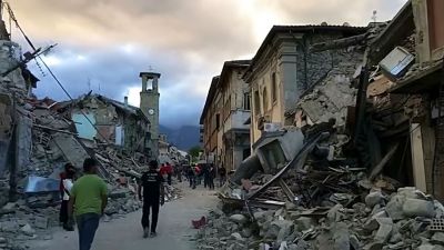 Italia: confirman 159 muertos y siguen los trabajos de rescate tras sismo