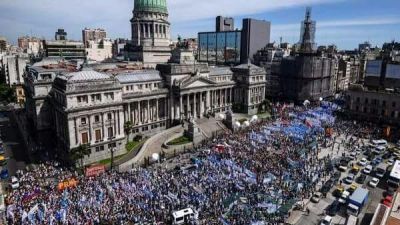Argentina: Docentes realizaron multitudinaria marcha en el país